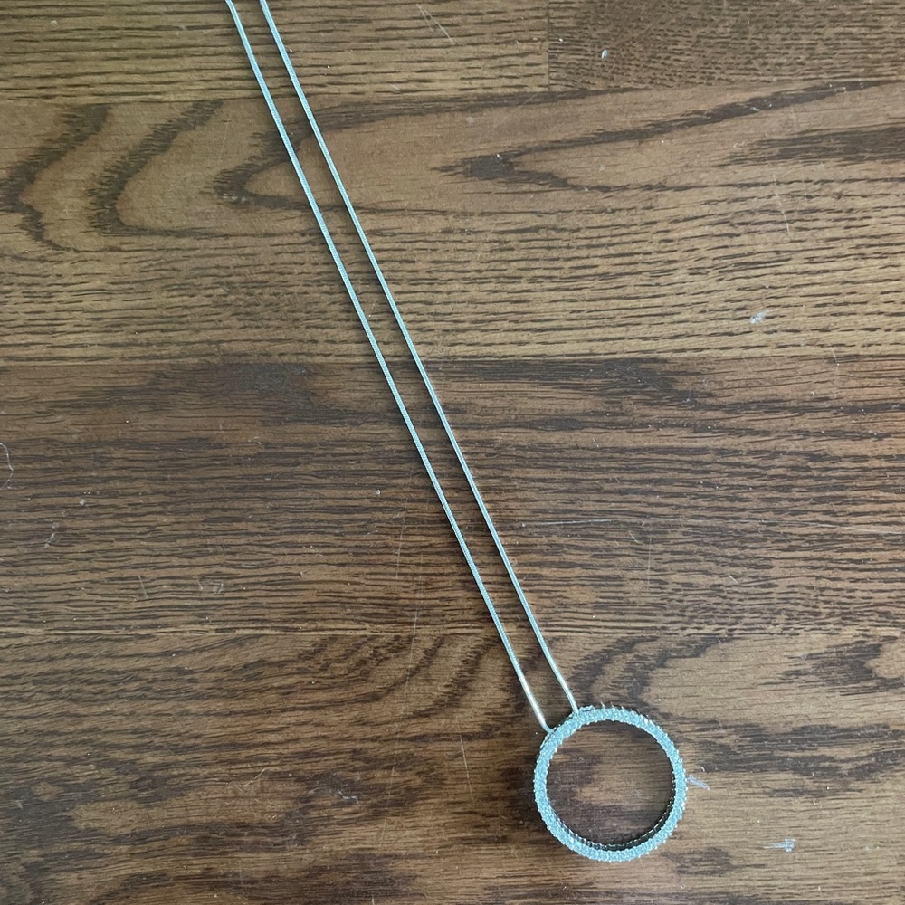 Silver pendant necklace with round pendant - Great condition